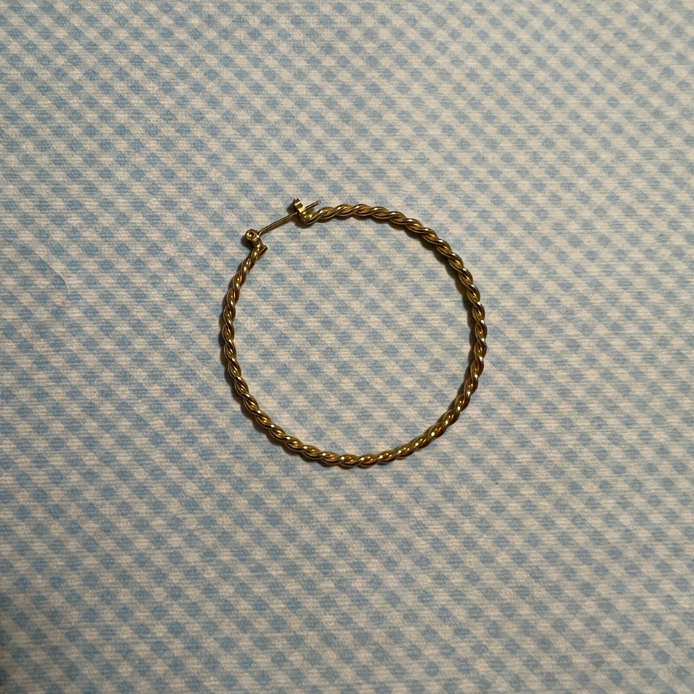 Single gold hoop